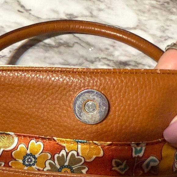 Elegant Two-Tone Genuine Leather Tote Bag Naturalizer - Picture 13 of 16